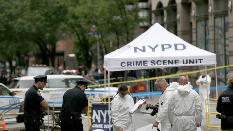 Hombre de El Bronx asesinado a tiros a pocos pasos, tras escucharse una discusión, según NYPD