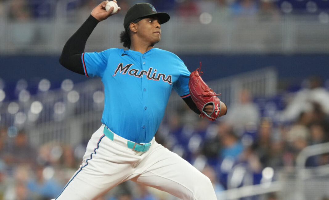 Edward Cabrera sufre lesión en el codo y regresa a lista de lesionados de los Marlins