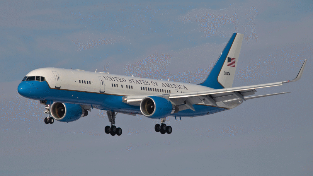 Avión militar “Air Force C-32” aterriza en la Base Muñiz, Puerto Rico