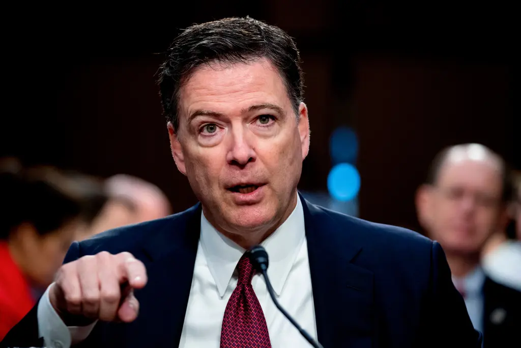 El exdirector del FBI James Comey fue acusado de mentir al Congreso y obstrucción de la justicia.