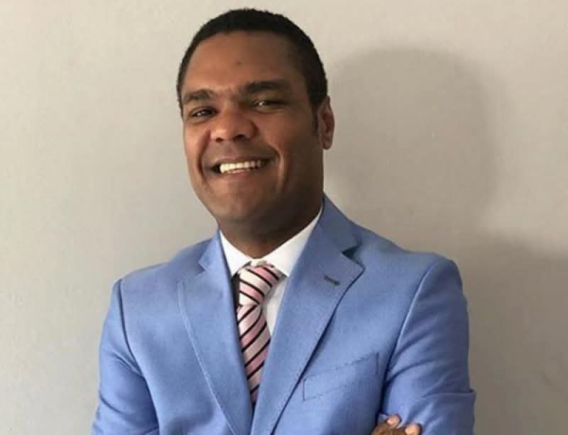 Juez otorga permiso laboral a exembajador dominicano condenado a 20 años de prisión por violar a su hijastra