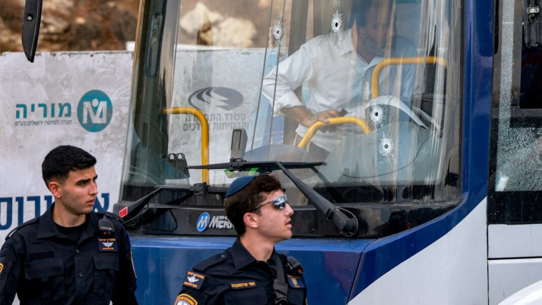 Ataque en parada de autobús en Jerusalén deja cinco muertos