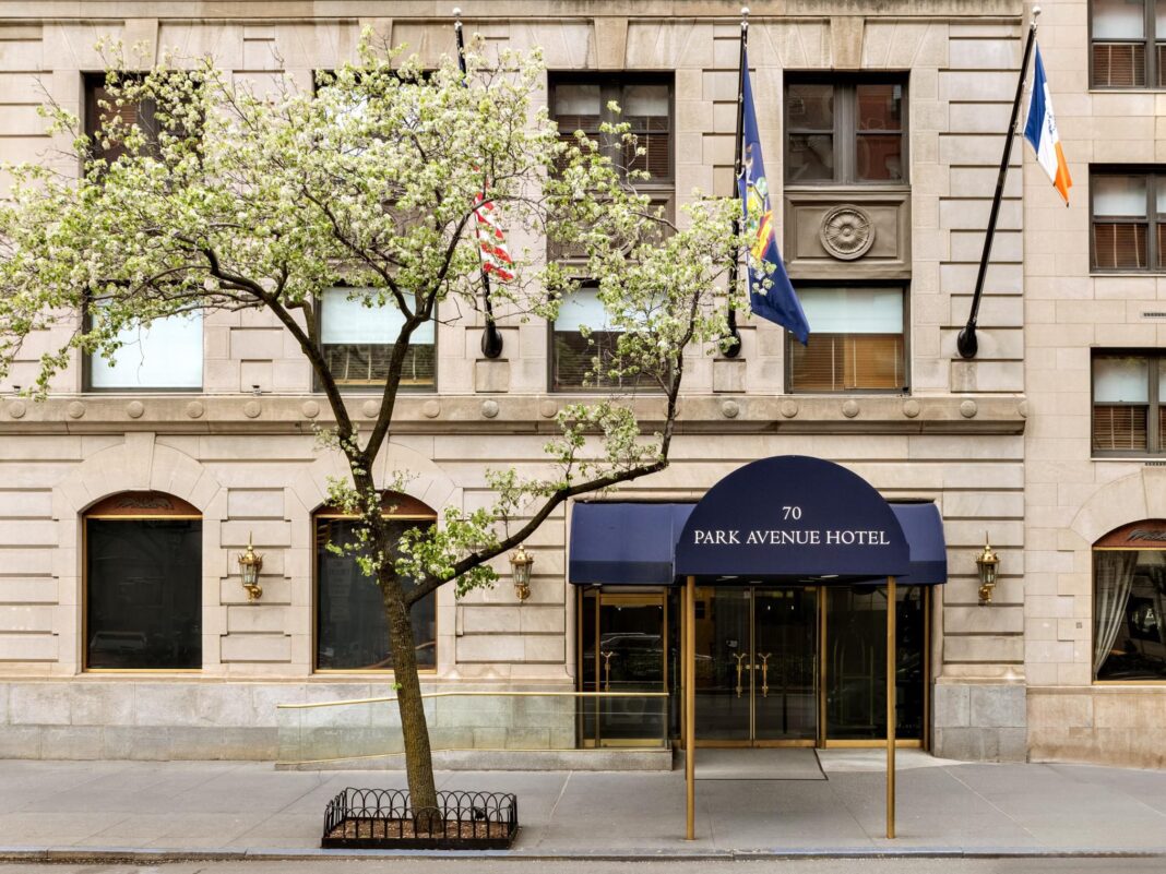 Departamento de Bomberos de Nueva York responde a un informe sobre polvo sospechoso fuera del hotel Park Avenue.