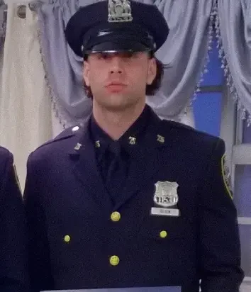 Detective de la policía de NY con antecedentes de mala conducta arrestado por mostrarle un arma de fuego a una stripper de Long Island