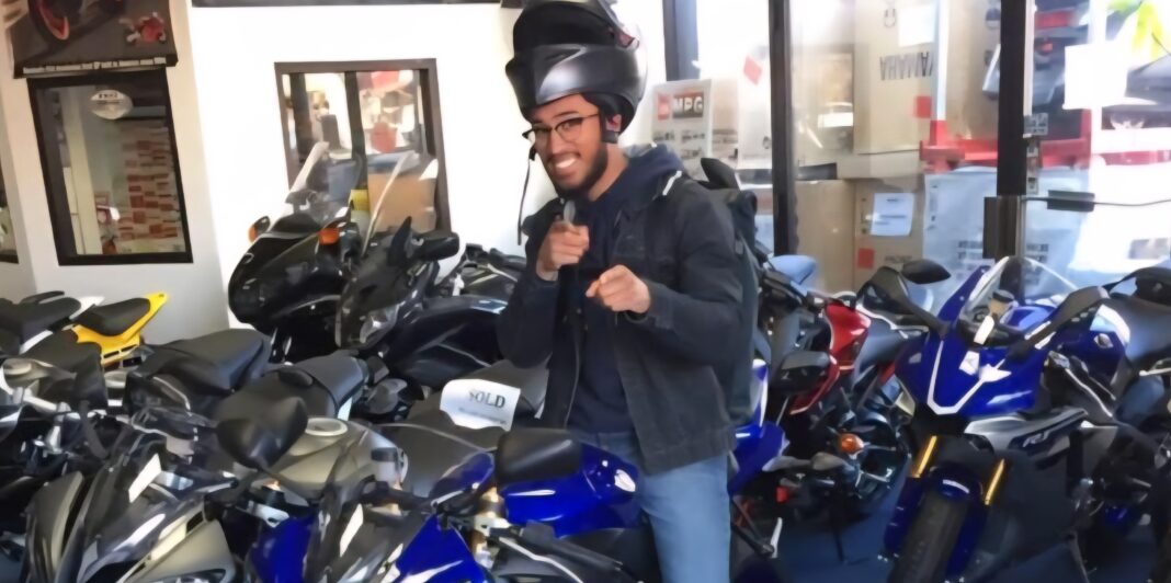 Oficial de NYPD muere trágicamente en autopista Brooklyn-Queens, su motocicleta explota tras el impacto