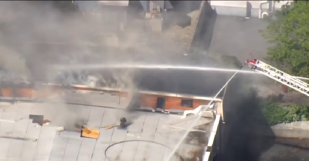 Montacargas en almacén de Yonkers provoca una fuga de productos químicos e incendio