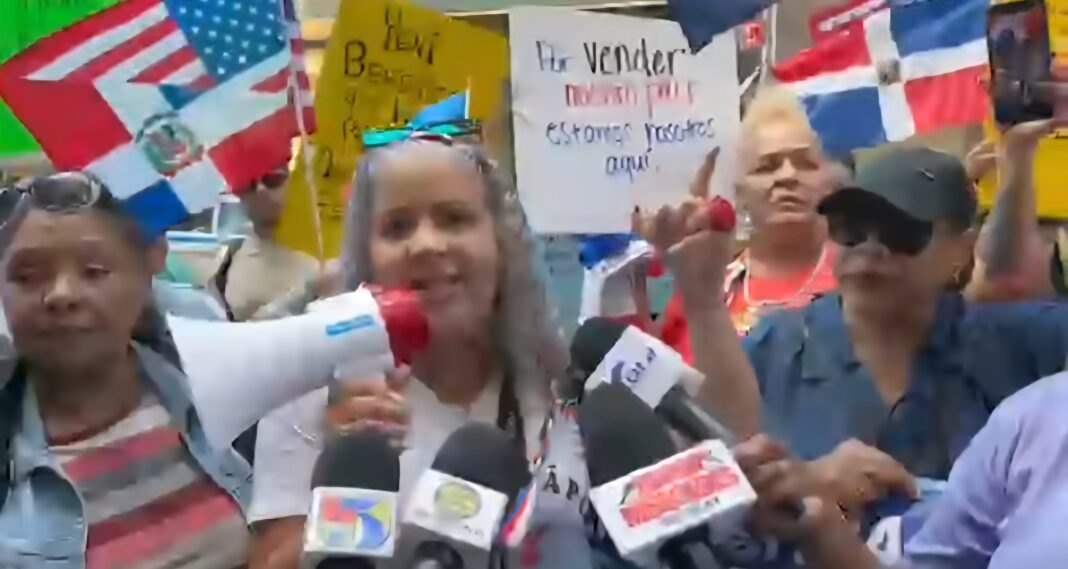 Dominicanos en Nueva York entregan carta de denuncia al presidente Luis Abinader durante protesta frente al Consulado
