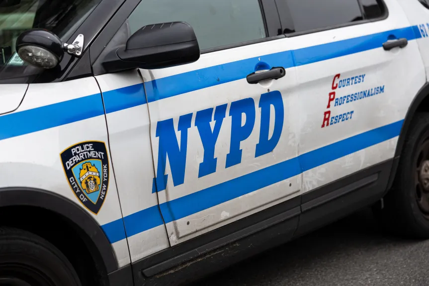Oficial de policía de Nueva York arrestado en Brooklyn por hurto menor y cargos de propiedad robada.