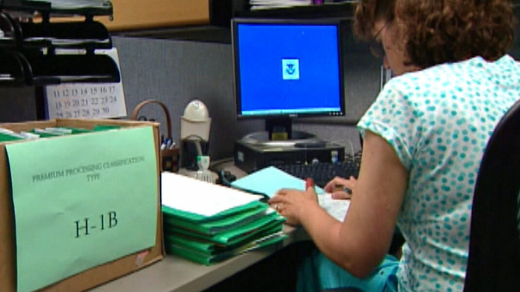 La nueva tarifa de visas H-1B de $100,000 impuesta por Trump provoca confusión