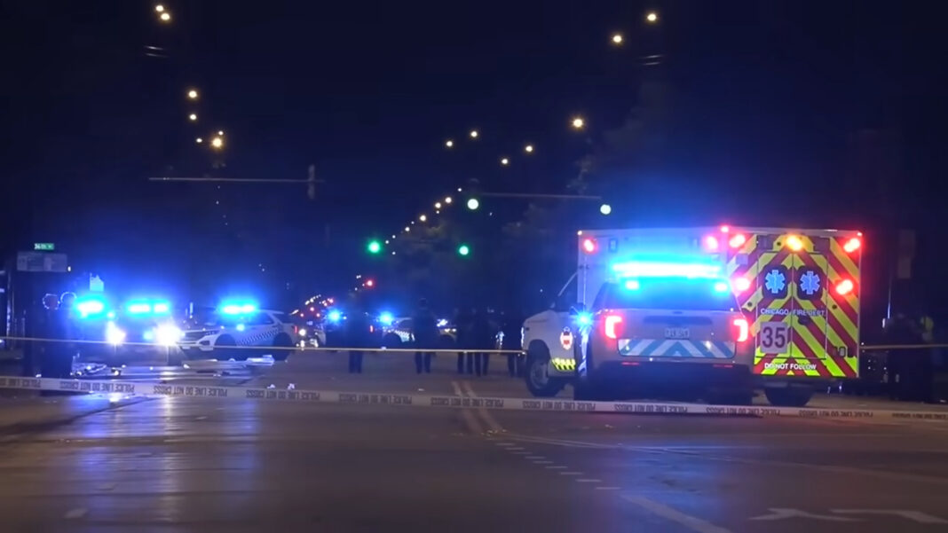 54 personas baleadas y 7 muertas en una masacre en Chicago el fin de semana después de que gobernador afirmara que Trump y la Guardia Nacional no son necesarios