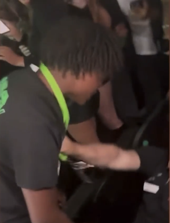 Un trabajador anciano de Kansas City, de 66 años, fue atacado brutalmente por un adolescente al que le pidieron cambiar de asiento durante el concierto de NBA YoungBoy: «Estaba tan furioso».