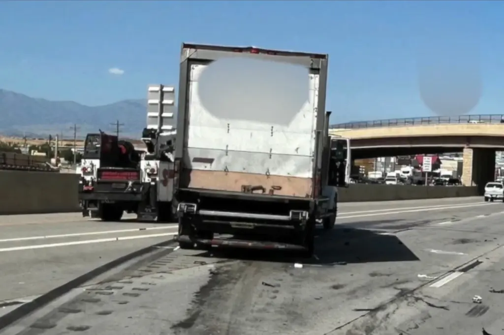 Camionero arrestado después de que sus hermanastras jóvenes fueron encontradas atrapadas en un remolque refrigerado a 30 grados que les provocó hipotermia.