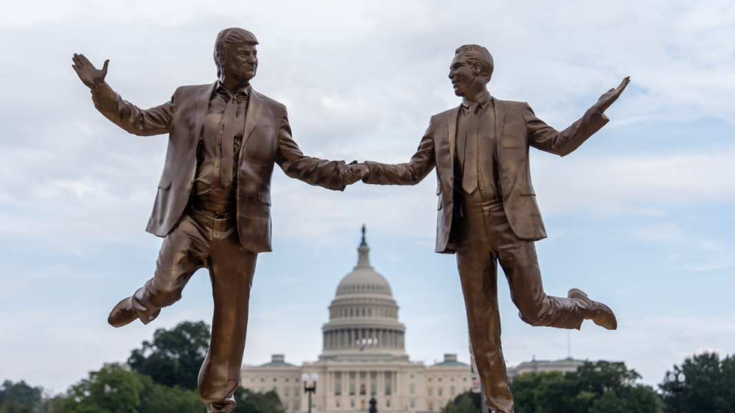 Estatua en Washington D.C. muestra a Trump y Epstein tomados de la mano frente al Capitolio