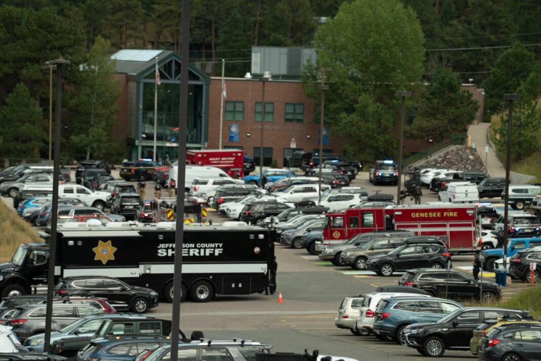 Muere estudiante tras dispararse a sí mismo y herir a otros dos en la escuela secundaria Evergreen, EE.UU.