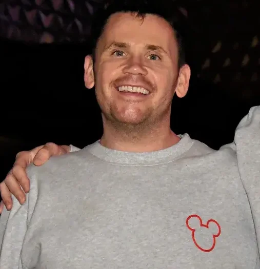 El senador Ron Wyden, hijo de un excongresista de Oregón, llevó a su asistente al suicidio con un comportamiento «sexualmente explícito» y comentarios homofóbicos, según demanda.