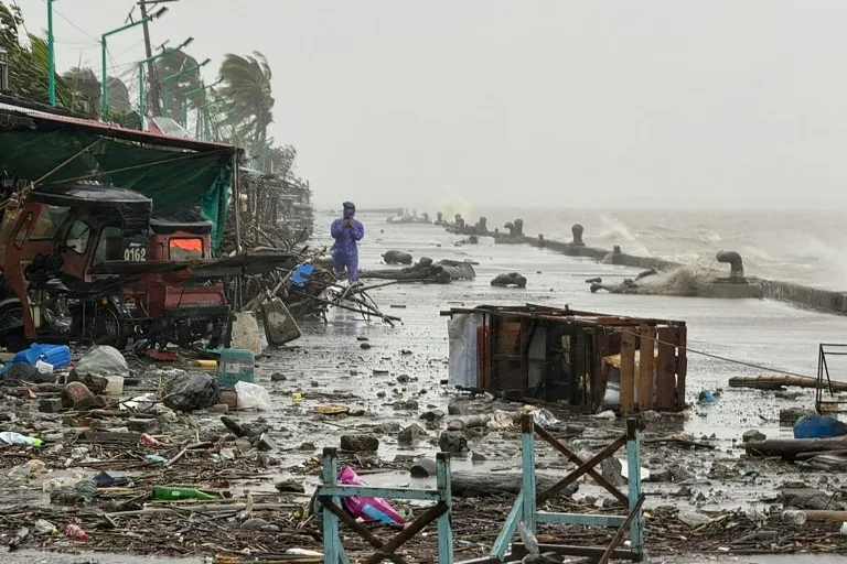 Miles de evacuados en Filipinas por la llegada del supertifón Ragasa