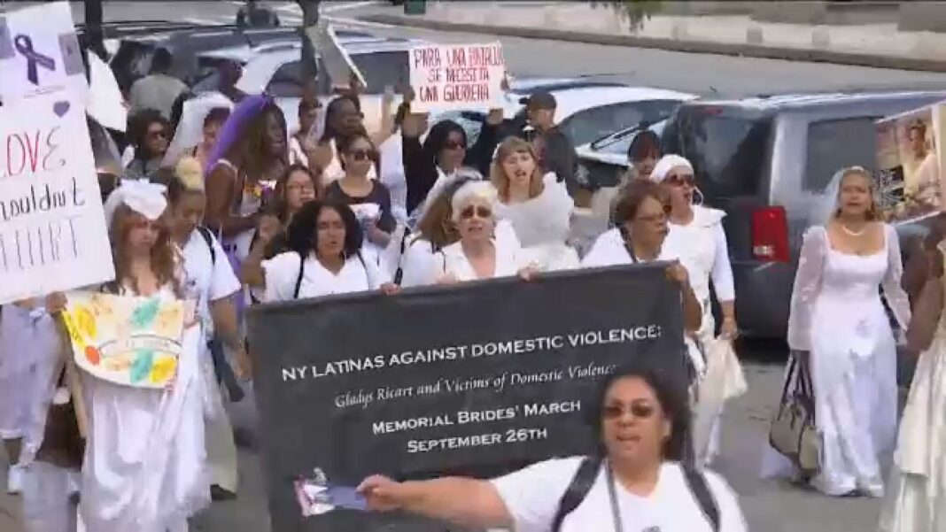 Como cada año decenas de mujeres realizan en Manhattan la Marcha de las novias: un llamado a frenar la violencia doméstica