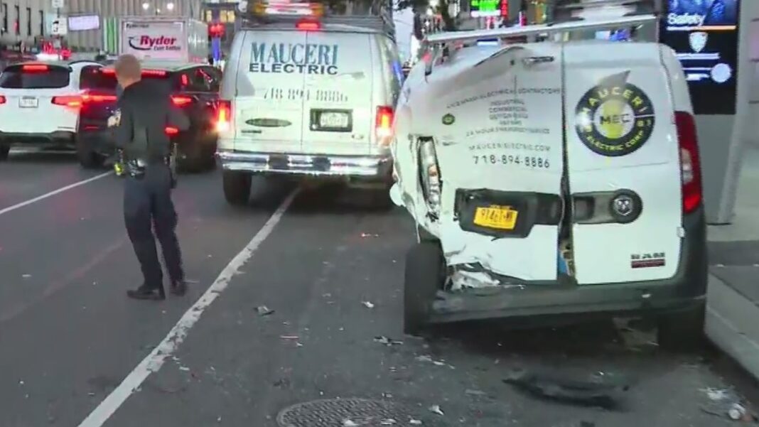 Camión se estrella contra una camioneta, haciéndola estrellar en la acera de Manhattan, dejando a 10 heridos.