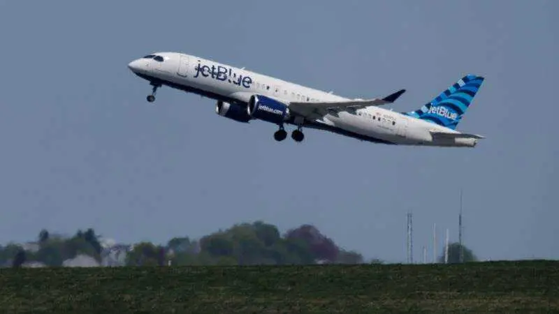 Avión de JetBlue cae desde altitud en Florida y deja al menos 15 heridos