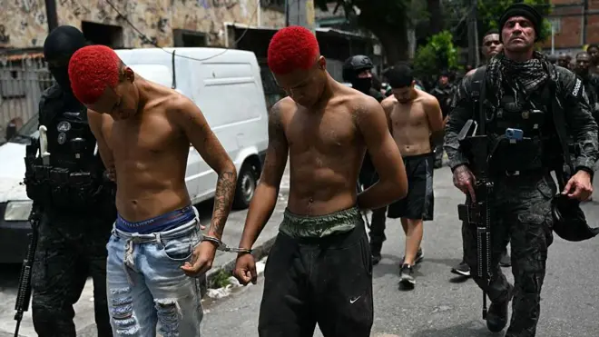 Qué es Comando Vermelho y cuánto poder tiene la banda criminal contra la que la policía en Brasil lanzó un operativo que dejó más de 100 muertos