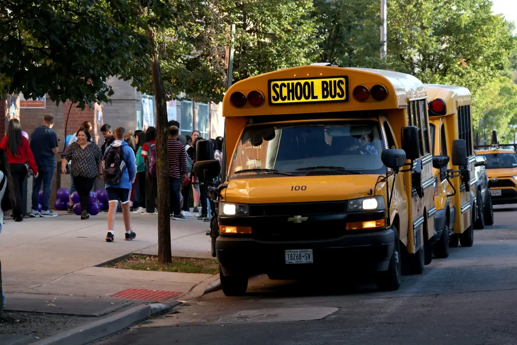 Empresas de autobuses escolares de Nueva York planean despedir a trabajadores y finalizar el servicio a 150.000 estudiantes en una disputa contractual