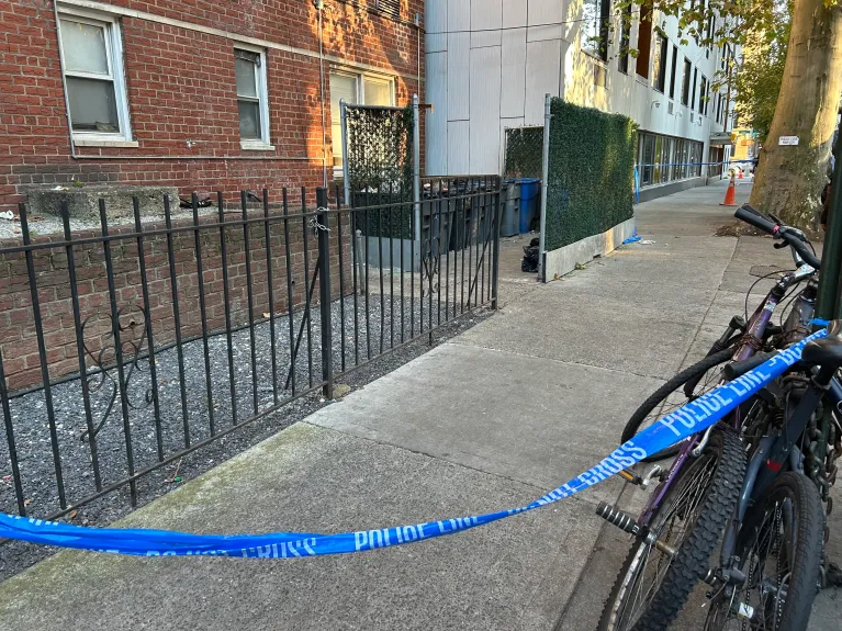 La policía afirma que encontraron partes de un cuerpo fuera de un edificio de Brooklyn.