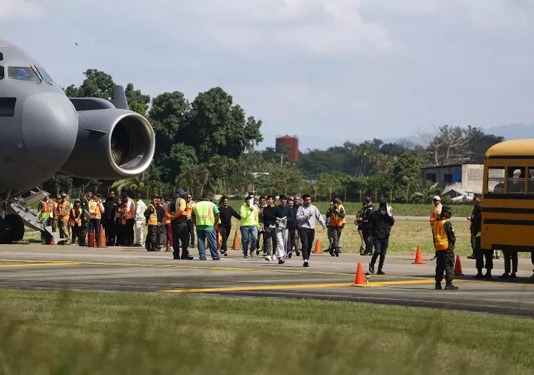 Estados Unidos deportó a más de 2 millones de inmigrantes: asegura que 1,6 millones se «autodeportaron»