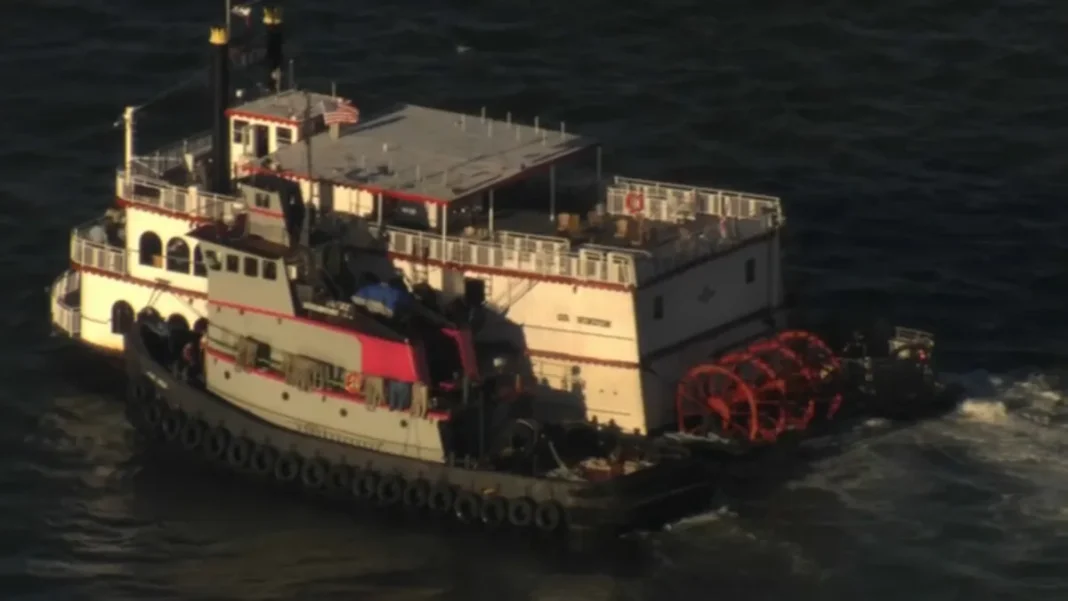 Ferry se queda sin electricidad en East River, Nueva York tras choque con vía férrea