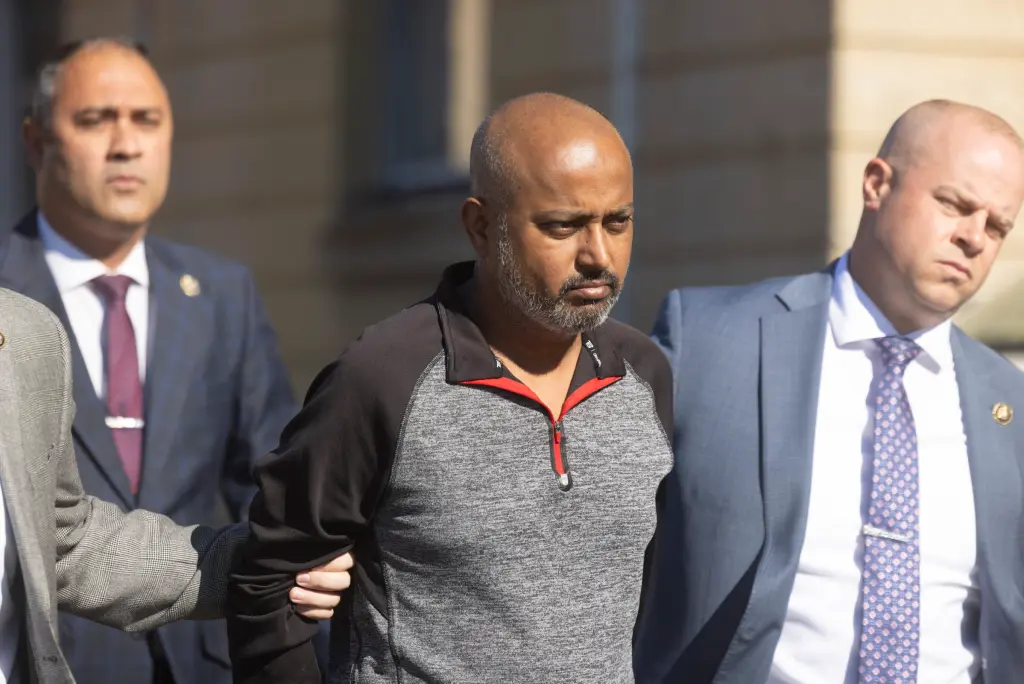 Marido mató a su esposa con una sustancia parecida al cianuro en su casa de Long Island después de que le entregaran los papeles del divorcio: policía