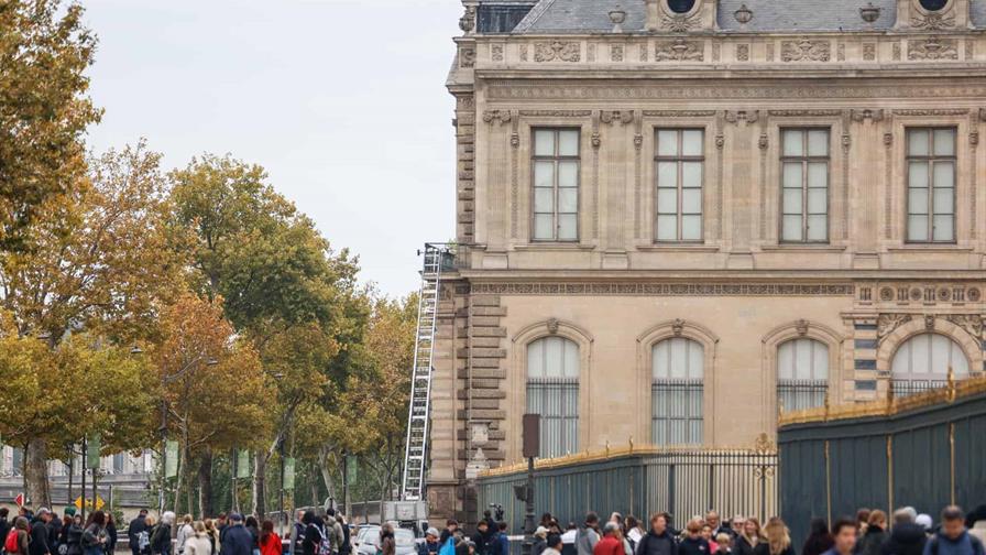 Ladrones irrumpieron en el Museo del Louvre en París y robaron joyas de «inestimable valor patrimonial e histórico» en un robo de siete minutos.