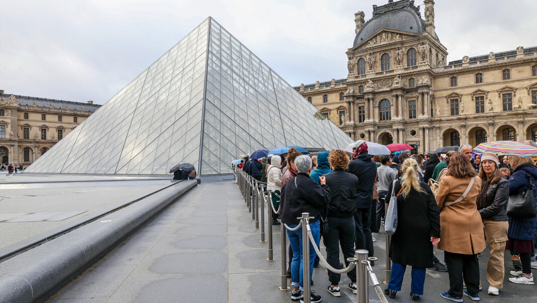 Dos sospechosos detenidos por el robo del museo francés Louvre cuando uno de ellos iba a salir del país