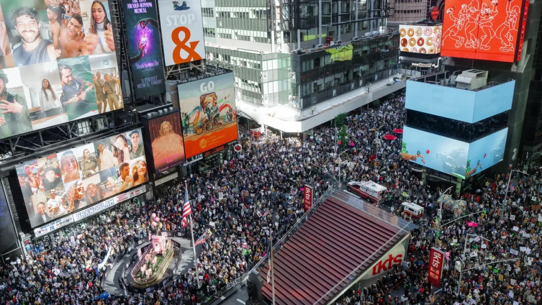 La protesta «Sin Reyes» en Nueva York atrae a una multitud a Times Square para la marcha en Manhattan.