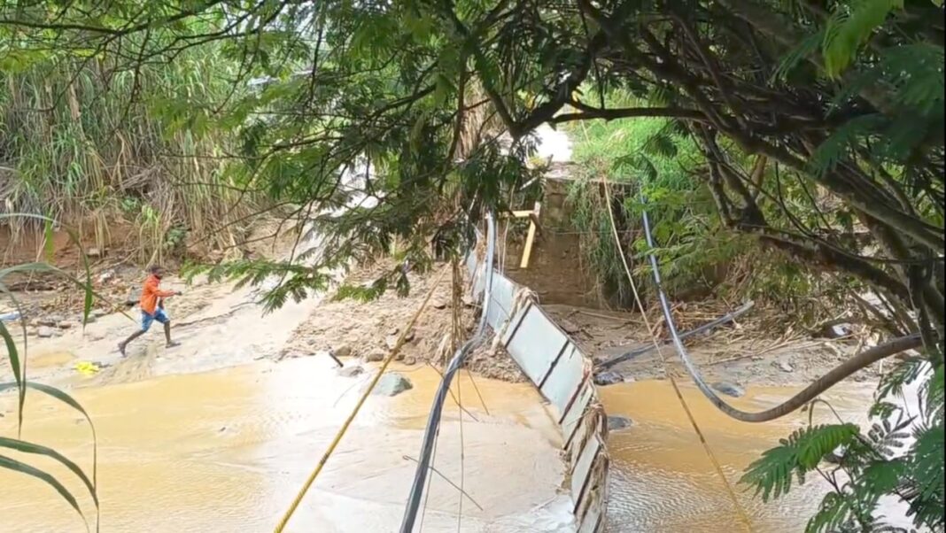 Puente flotante del río Ozama reabierto tras lluvias de Melissa, mientras otros colapsaron