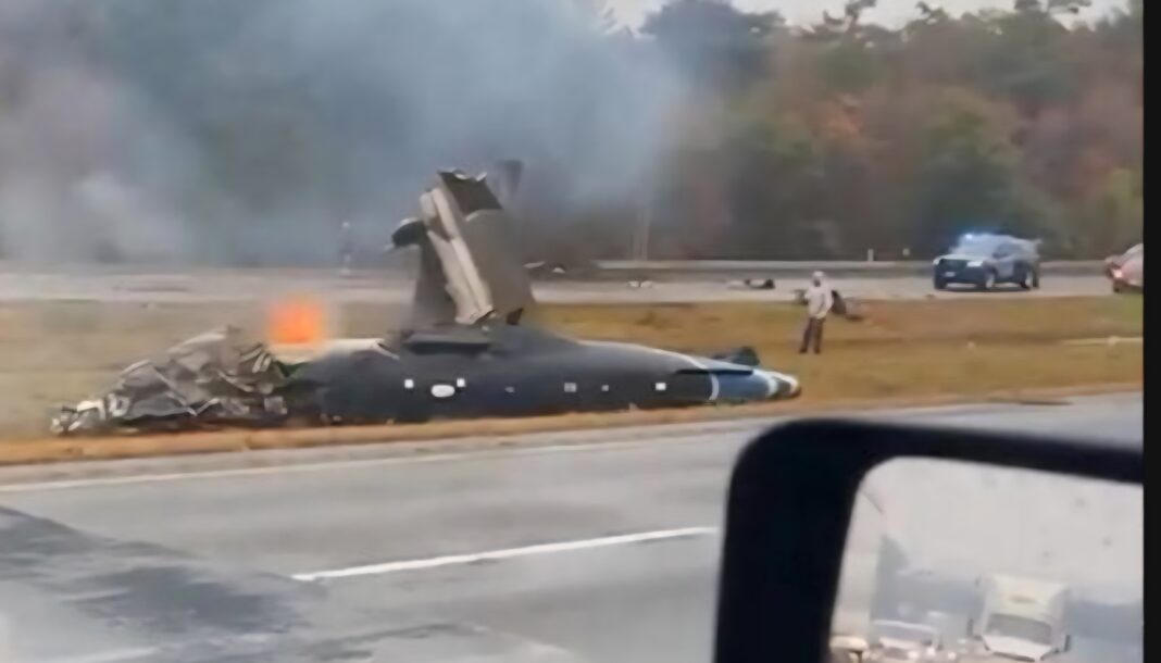 Un avión cayó del cielo sobre una carretera de Massachusetts, deja dos muertos