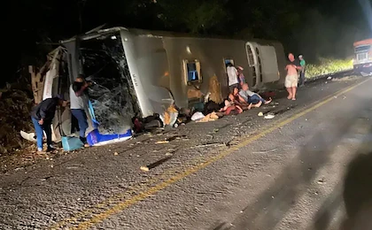 Al menos 16 muertos tras el vuelco de un autobús turístico en Pernambuco