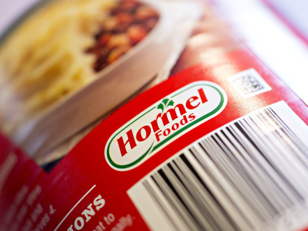 Retiran 5 millones de libras de pollo tras encontrarle piezas metálicas