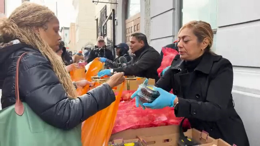 Empleados federales afectados por el cierre de gobierno reciben alimentos en Nueva York