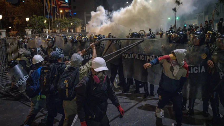 Al menos 75 heridos, 55 de ellos policías, en marcha multitudinaria contra gobierno de Perú
