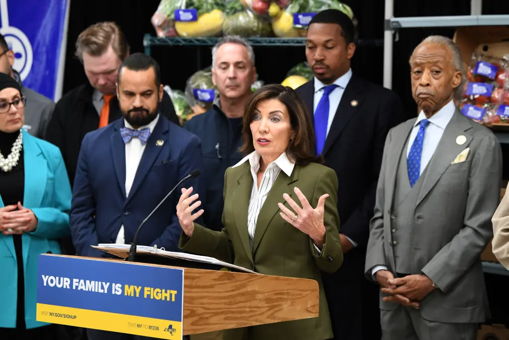 Declara el estado de emergencia en Nueva York por la congelación de los cupones de alimentos SNAP durante el cierre del gobierno.