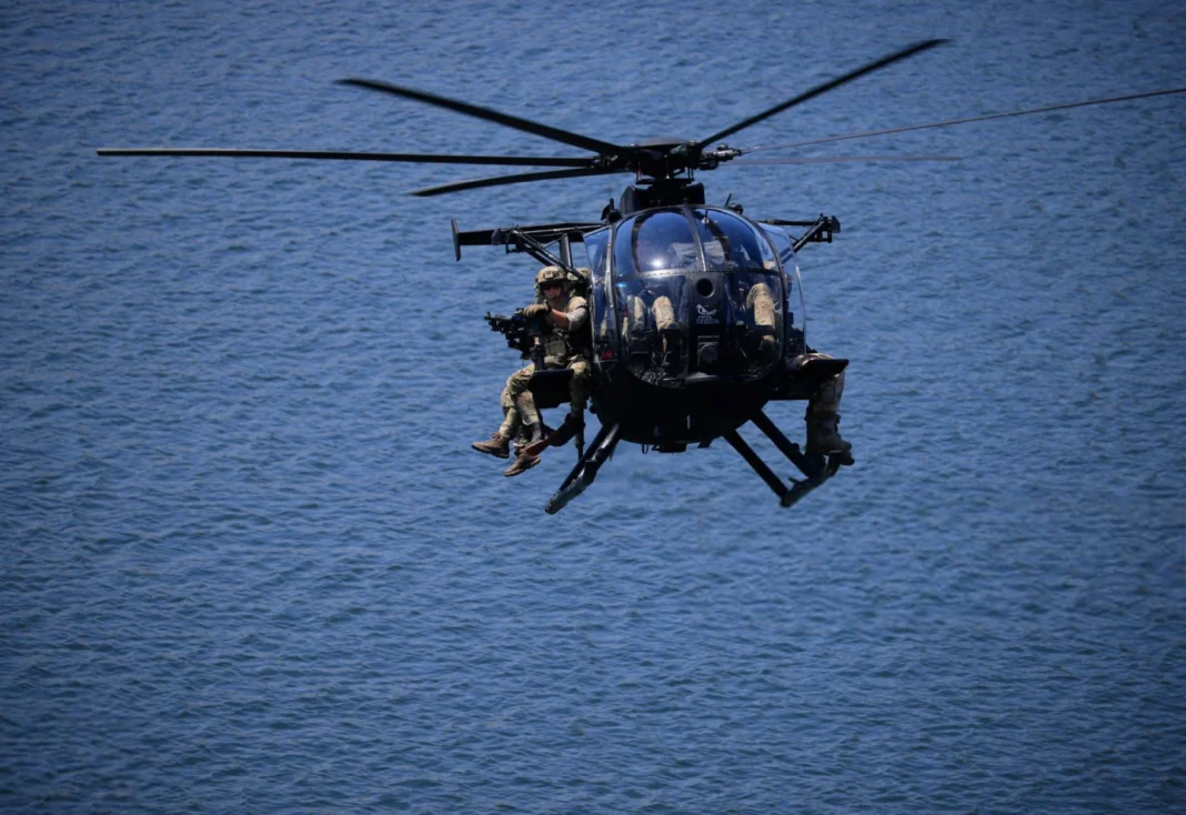 EE.UU. ataca otra lancha de narcotraficantes en el Caribe cerca de Venezuela y por primera vez hay sobrevivientes, mientras helicópteros de combate realizan maniobras cerca de la costa