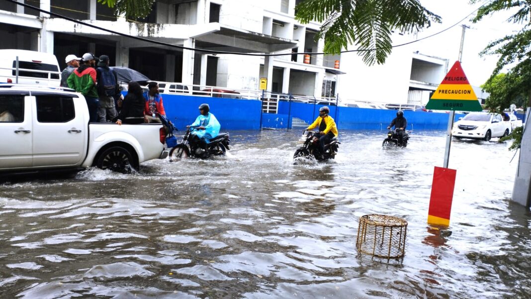Presidente Abinader dispone para este viernes suspensión de la docencia en todo el país y de las labores en las provincias en alerta roja