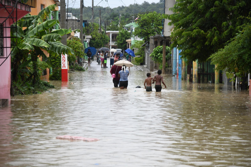 Presidente Luis Abinader supervisa entrega de alimentos a poblaciones en alerta 28 provincias dominicana. debido a tormenta Melissa