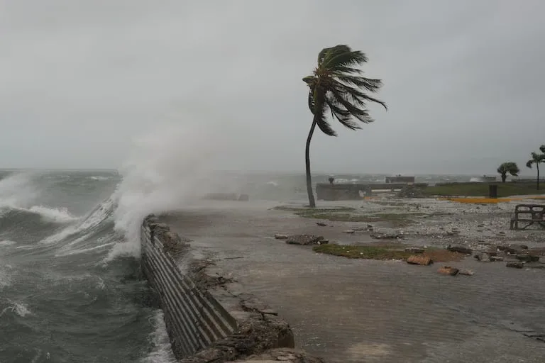 Las muertes aumentan conforme el ciclón Melissa azotó las Bahamas, hoy está al norte de República Dominicana dejando fuertes aguaceros