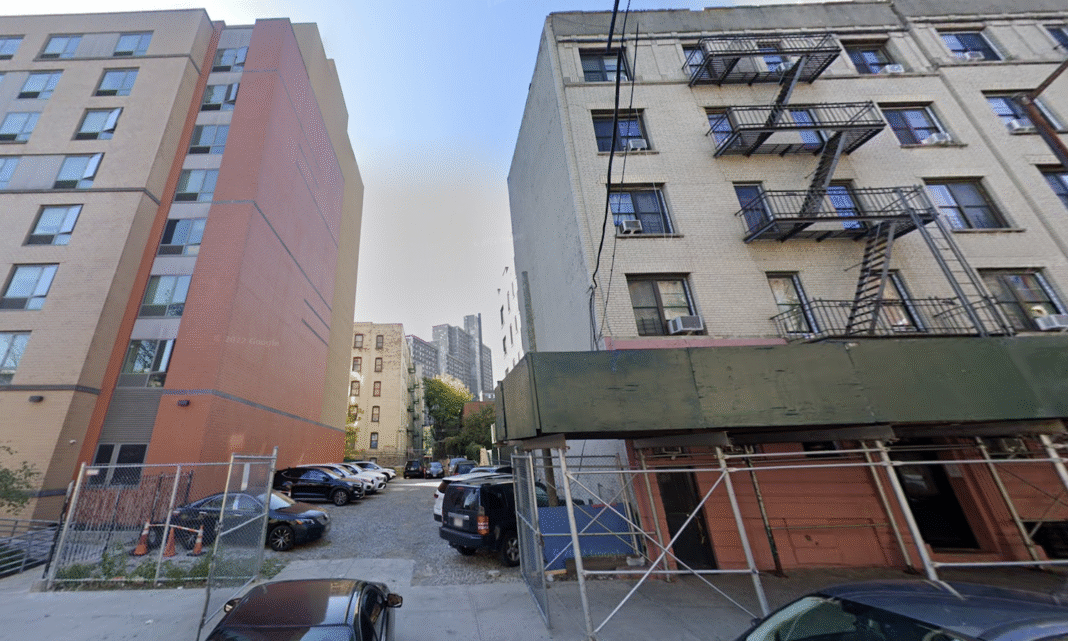 Policía investiga las muertes de 2 hombres en El Bronx