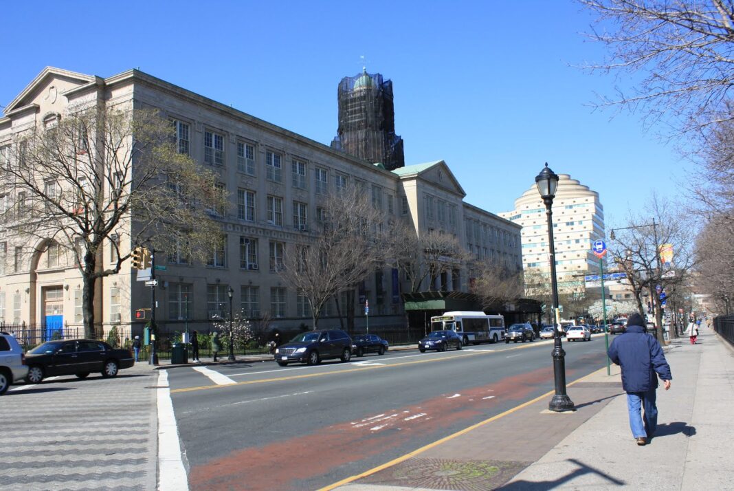 Estudiante de 17 años herido en la cabeza y el cuello en una escuela secundaria del Bronx