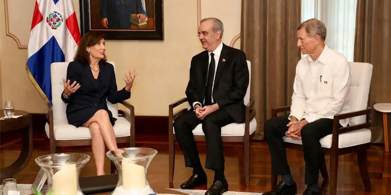 Presidente Abinader recibe en el Palacio Nacional a la gobernadora del estado de Nueva York, Kathy Hochul