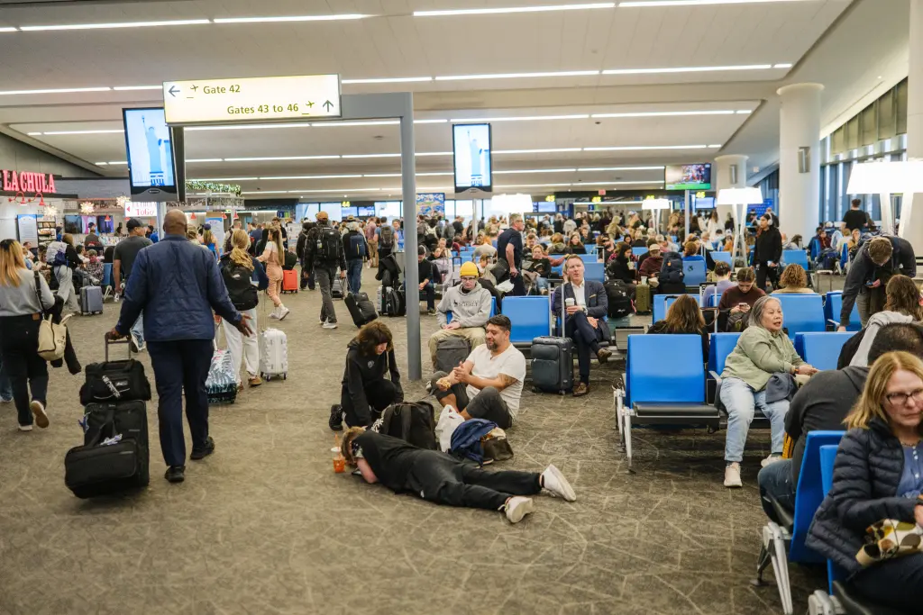 6 Pasajeros esperan mientras sus vuelos se retrasan en el aeropuerto LaGuardia el 10 de noviembre de 2025.Stephen Yang para el New York Pos