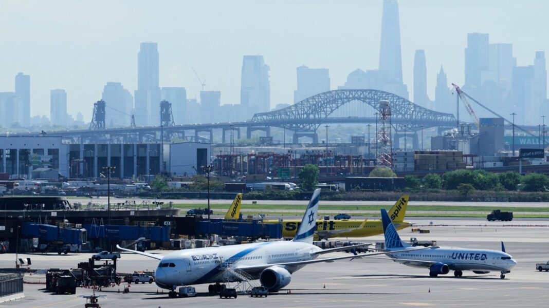 El aeropuerto Newark Liberty, Nueva Jersey experimenta retrasos y paradas en tierra más extensos