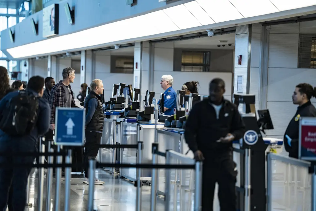 Sospecha de amenaza de bomba en un vuelo de United Airlines obliga a detener el vuelo en el Aeropuerto Nacional Reagan