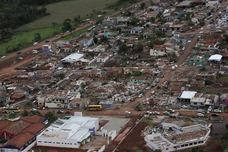 Seis muertos, cientos de heridos, deja potente tornado en Brasil